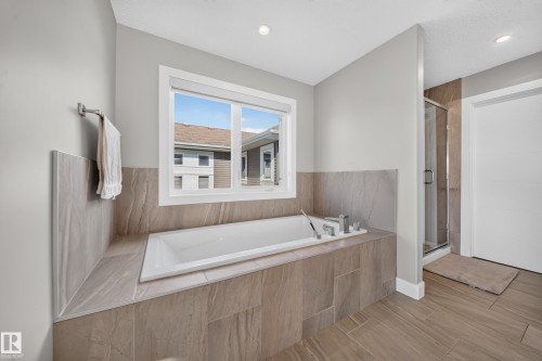 7640 179 Avenue Nw, Edmonton, AB - Indoor Photo Showing Bathroom