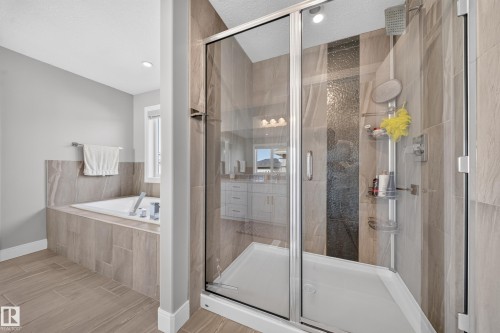 7640 179 Avenue Nw, Edmonton, AB - Indoor Photo Showing Bathroom