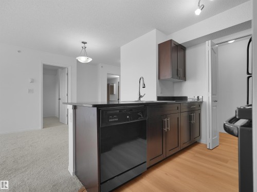 #405 534 Watt Bv Sw, Edmonton, AB - Indoor Photo Showing Kitchen