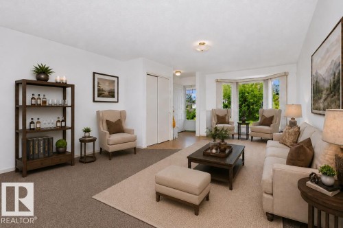 10057 91 Avenue Nw, Edmonton, AB - Indoor Photo Showing Living Room