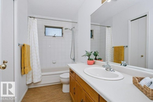 10057 91 Avenue Nw, Edmonton, AB - Indoor Photo Showing Bathroom