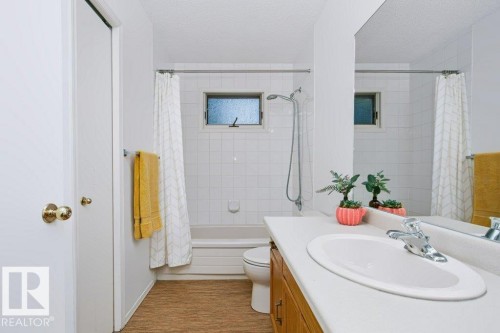 10057 91 Avenue Nw, Edmonton, AB - Indoor Photo Showing Bathroom