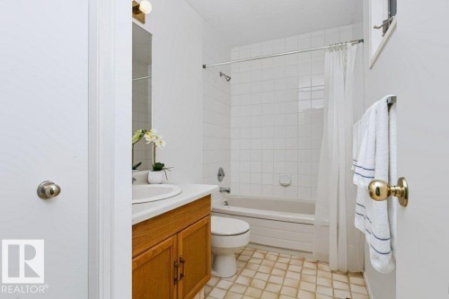 10057 91 Avenue Nw, Edmonton, AB - Indoor Photo Showing Bathroom
