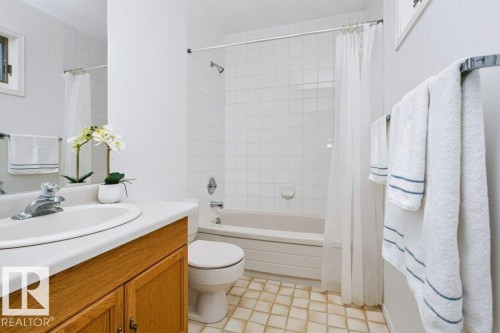 10057 91 Avenue Nw, Edmonton, AB - Indoor Photo Showing Bathroom