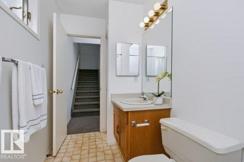 10057 91 Avenue Nw, Edmonton, AB - Indoor Photo Showing Bathroom
