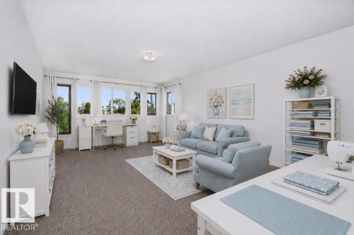 10057 91 Avenue Nw, Edmonton, AB - Indoor Photo Showing Living Room