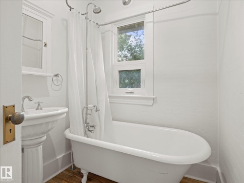 11331 66 Street Nw, Edmonton, AB - Indoor Photo Showing Bathroom