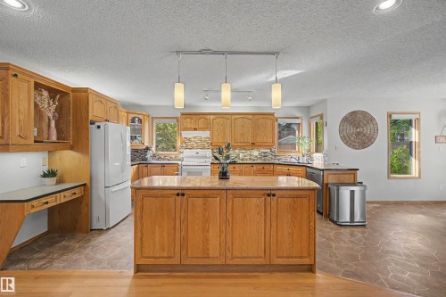 711 Butterworth Drive Nw, Edmonton, AB - Indoor Photo Showing Kitchen