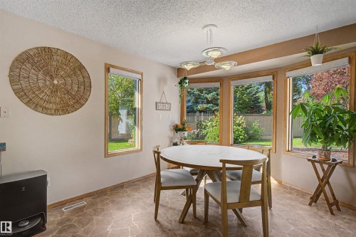 711 Butterworth Drive Nw, Edmonton, AB - Indoor Photo Showing Dining Room