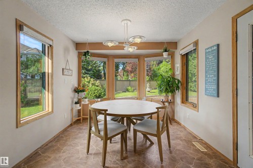 711 Butterworth Drive Nw, Edmonton, AB - Indoor Photo Showing Dining Room