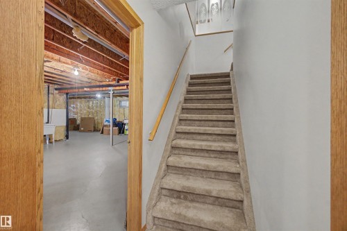 711 Butterworth Drive Nw, Edmonton, AB - Indoor Photo Showing Other Room