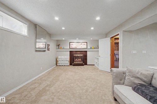 711 Butterworth Drive Nw, Edmonton, AB - Indoor