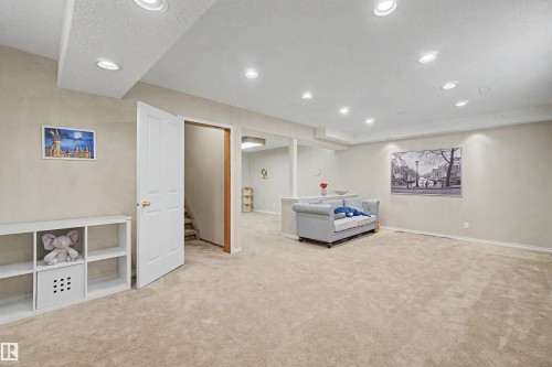 711 Butterworth Drive Nw, Edmonton, AB - Indoor