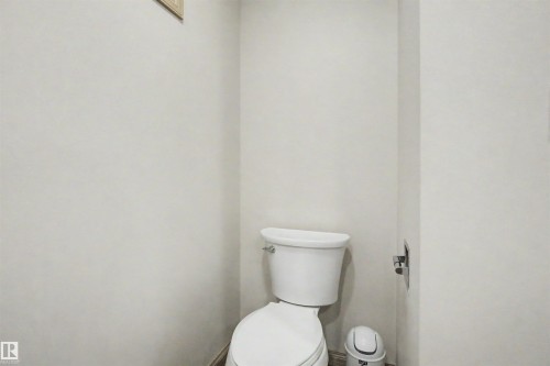 711 Butterworth Drive Nw, Edmonton, AB - Indoor Photo Showing Bathroom