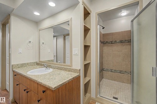 711 Butterworth Drive Nw, Edmonton, AB - Indoor Photo Showing Bathroom