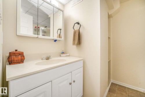 5809 48 Avenue, Beaumont, AB - Indoor Photo Showing Bathroom