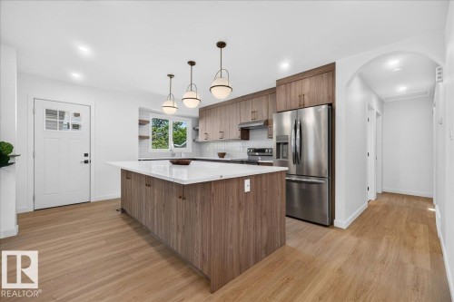 11604 35 Avenue Nw, Edmonton, AB - Indoor Photo Showing Kitchen With Upgraded Kitchen