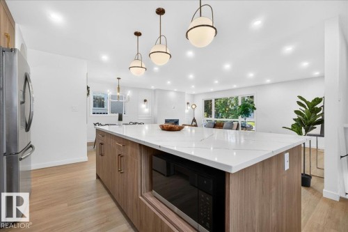 11604 35 Avenue Nw, Edmonton, AB - Indoor Photo Showing Kitchen With Upgraded Kitchen
