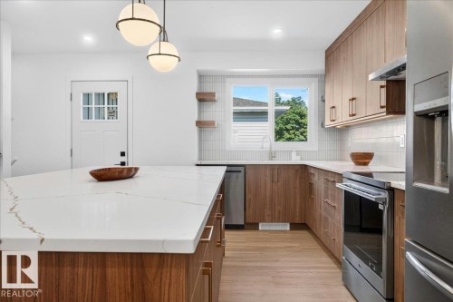 11604 35 Avenue Nw, Edmonton, AB - Indoor Photo Showing Kitchen With Upgraded Kitchen