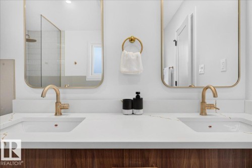 11604 35 Avenue Nw, Edmonton, AB - Indoor Photo Showing Bathroom