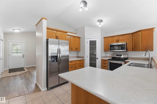 38 Willow Park Road, Stony Plain, AB - Indoor Photo Showing Kitchen With Double Sink