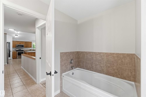 38 Willow Park Road, Stony Plain, AB - Indoor Photo Showing Bathroom