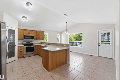 38 Willow Park Road, Stony Plain, AB - Indoor Photo Showing Kitchen