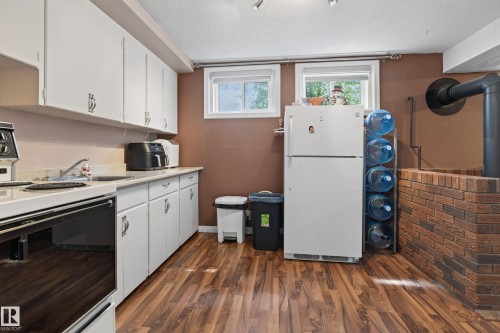 11303 115 Street Nw, Edmonton, AB - Indoor Photo Showing Kitchen