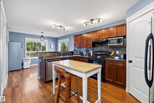 44 Vaughn Avenue, Spruce Grove, AB - Indoor Photo Showing Kitchen
