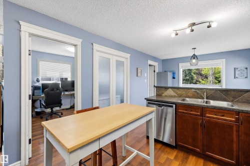44 Vaughn Avenue, Spruce Grove, AB - Indoor Photo Showing Kitchen With Double Sink