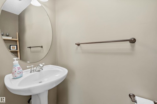 44 Vaughn Avenue, Spruce Grove, AB - Indoor Photo Showing Bathroom