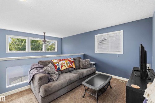 44 Vaughn Avenue, Spruce Grove, AB - Indoor Photo Showing Living Room