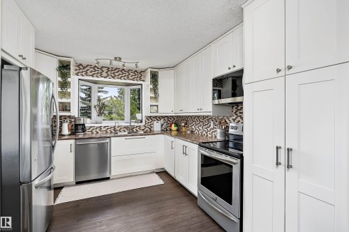 3915 42B Avenue, Leduc, AB - Indoor Photo Showing Kitchen