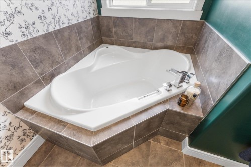18 Rockwell Close, Fort Saskatchewan, AB - Indoor Photo Showing Bathroom