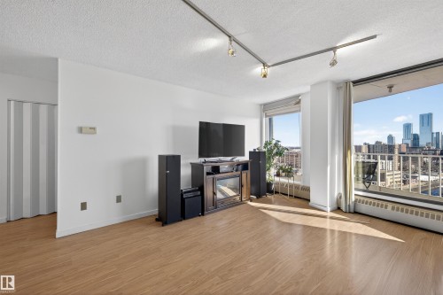 10045 117 Street Nw, Edmonton, AB - Indoor