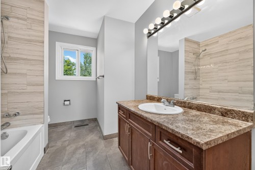 6016 92 Avenue Nw, Edmonton, AB - Indoor Photo Showing Bathroom