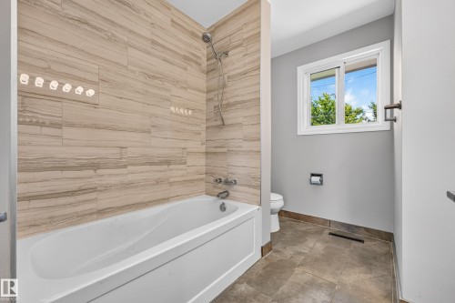 6016 92 Avenue Nw, Edmonton, AB - Indoor Photo Showing Bathroom