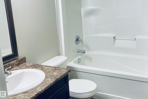 6016 92 Avenue Nw, Edmonton, AB - Indoor Photo Showing Bathroom