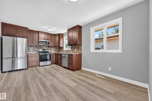 6016 92 Avenue Nw, Edmonton, AB - Indoor Photo Showing Kitchen