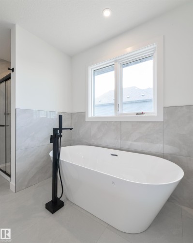 1309 Hawks Ridge Link Nw, Edmonton, AB - Indoor Photo Showing Bathroom