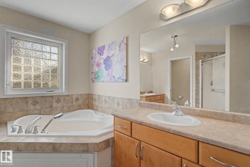 5111 Terwillegar Boulevard Nw, Edmonton, AB - Indoor Photo Showing Bathroom