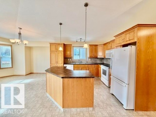 18 Nordal Close, Wetaskiwin, AB - Indoor Photo Showing Kitchen With Double Sink