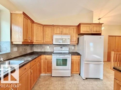 18 Nordal Close, Wetaskiwin, AB - Indoor Photo Showing Kitchen
