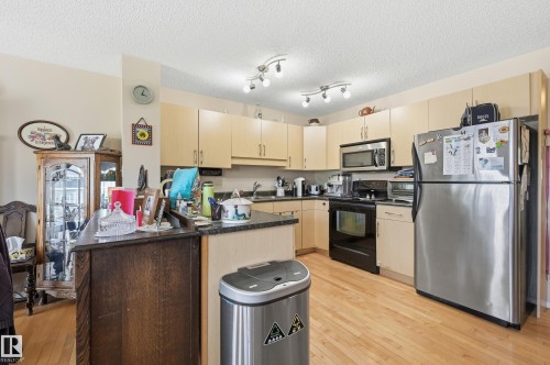 1867 119 Street Sw, Edmonton, AB - Indoor Photo Showing Kitchen