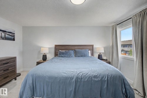 1926 Kroetsch Crescent Sw, Edmonton, AB - Indoor Photo Showing Bedroom
