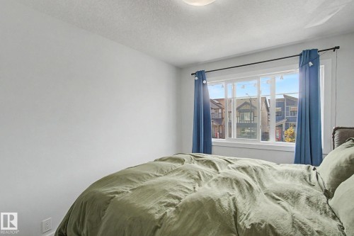 1926 Kroetsch Crescent Sw, Edmonton, AB - Indoor Photo Showing Bedroom