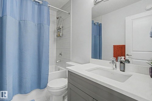 1926 Kroetsch Crescent Sw, Edmonton, AB - Indoor Photo Showing Bathroom