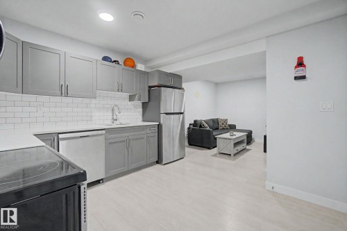 1926 Kroetsch Crescent Sw, Edmonton, AB - Indoor Photo Showing Kitchen