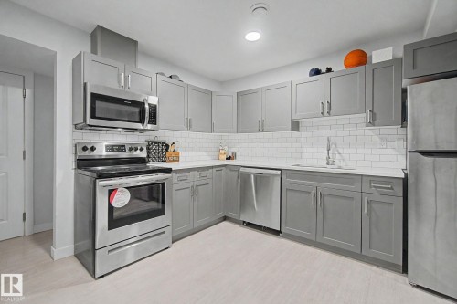 1926 Kroetsch Crescent Sw, Edmonton, AB - Indoor Photo Showing Kitchen With Upgraded Kitchen
