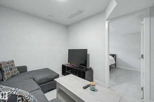1926 Kroetsch Crescent Sw, Edmonton, AB - Indoor Photo Showing Other Room